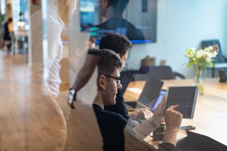 On-site contract vs. remote team: which is the ultimate choice for you? 